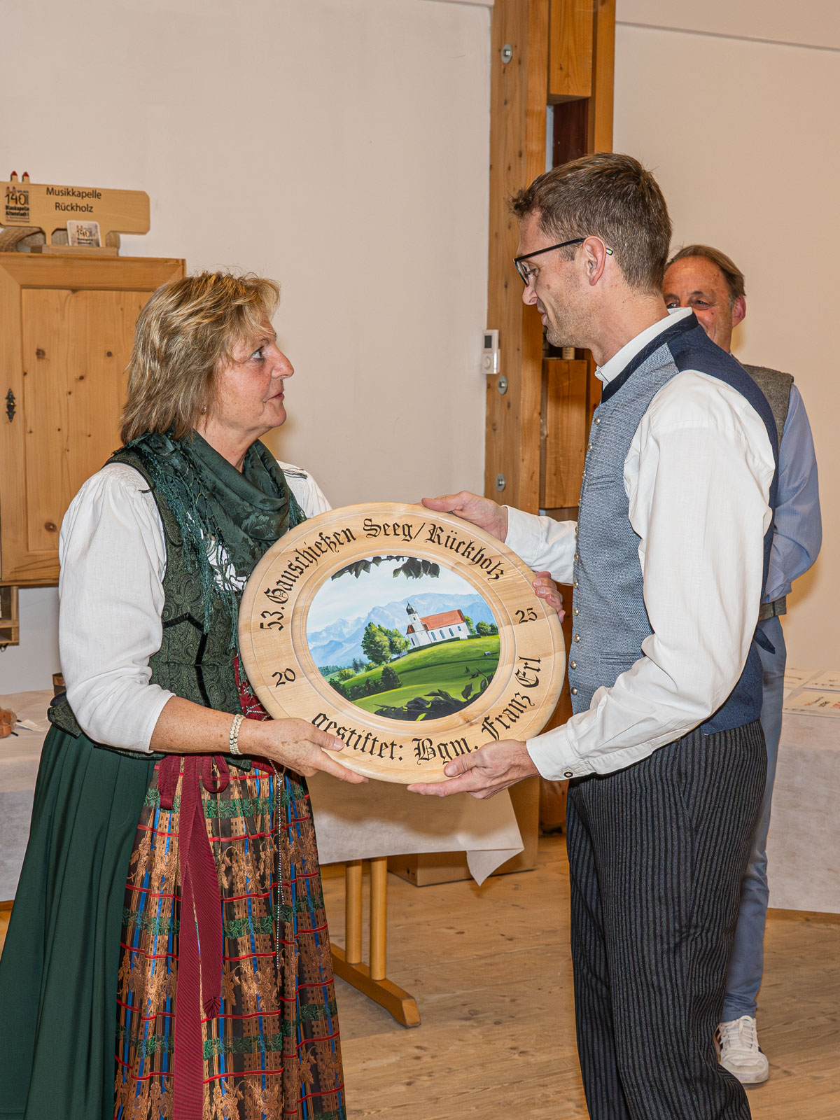 Die Ehrenscheibe Freihandschützen geht an Lisa Häussrer (18,1 Teiler), vertreten durch Erika Lang Die Ehrenscheibe Freihandschützen geht an Lisa Häussrer (18,1 Teiler), vertreten durch Erika Lang